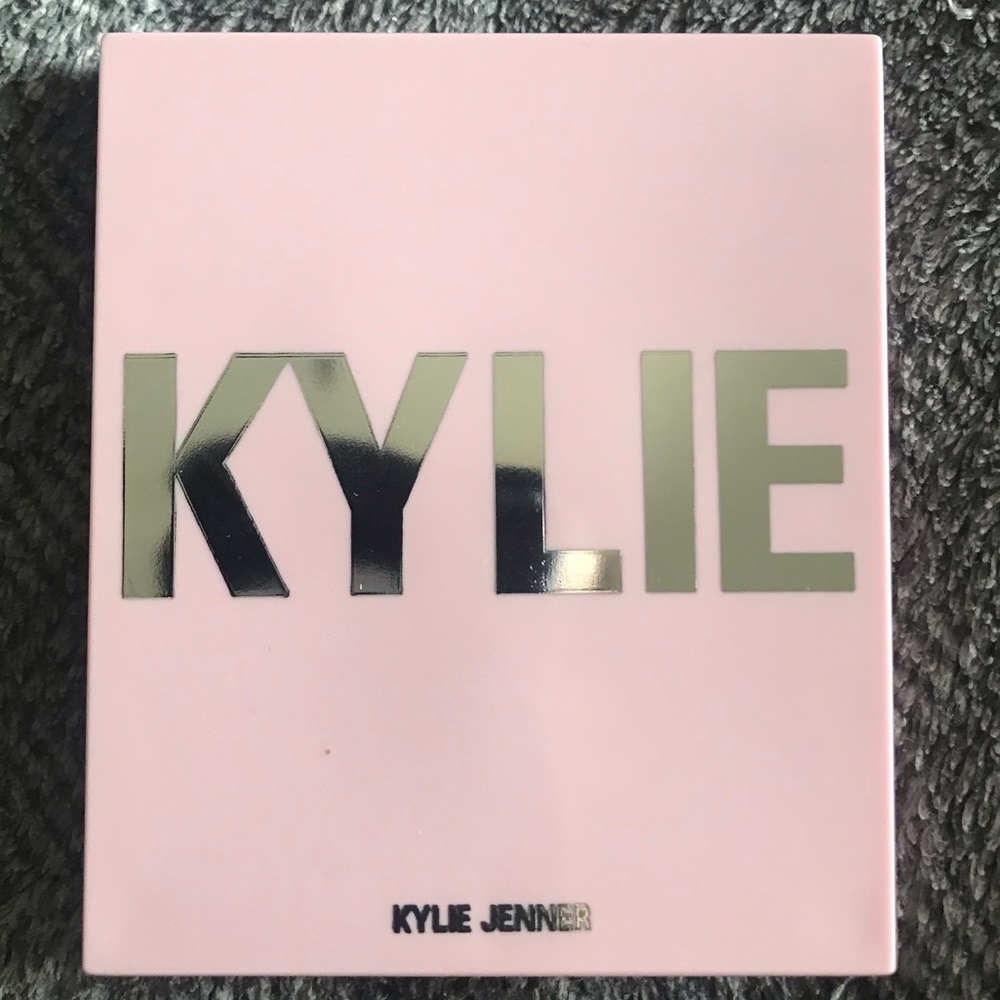 Kylie Cosmetics Pressed Bronzing Powder in Khaki NEW